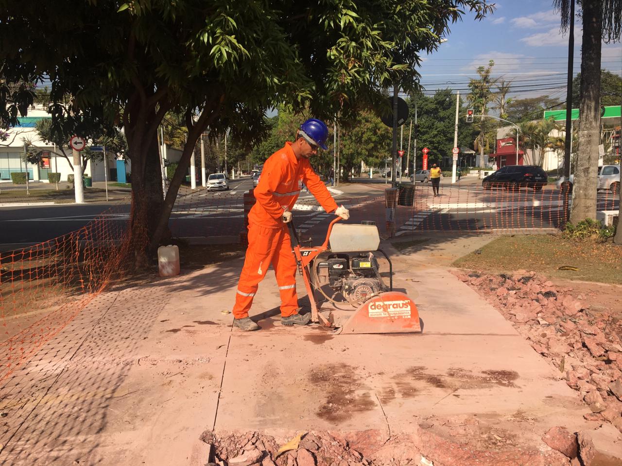 Imagem de trabalhador uniformizado na ciclovia da Avenida Faria Lima